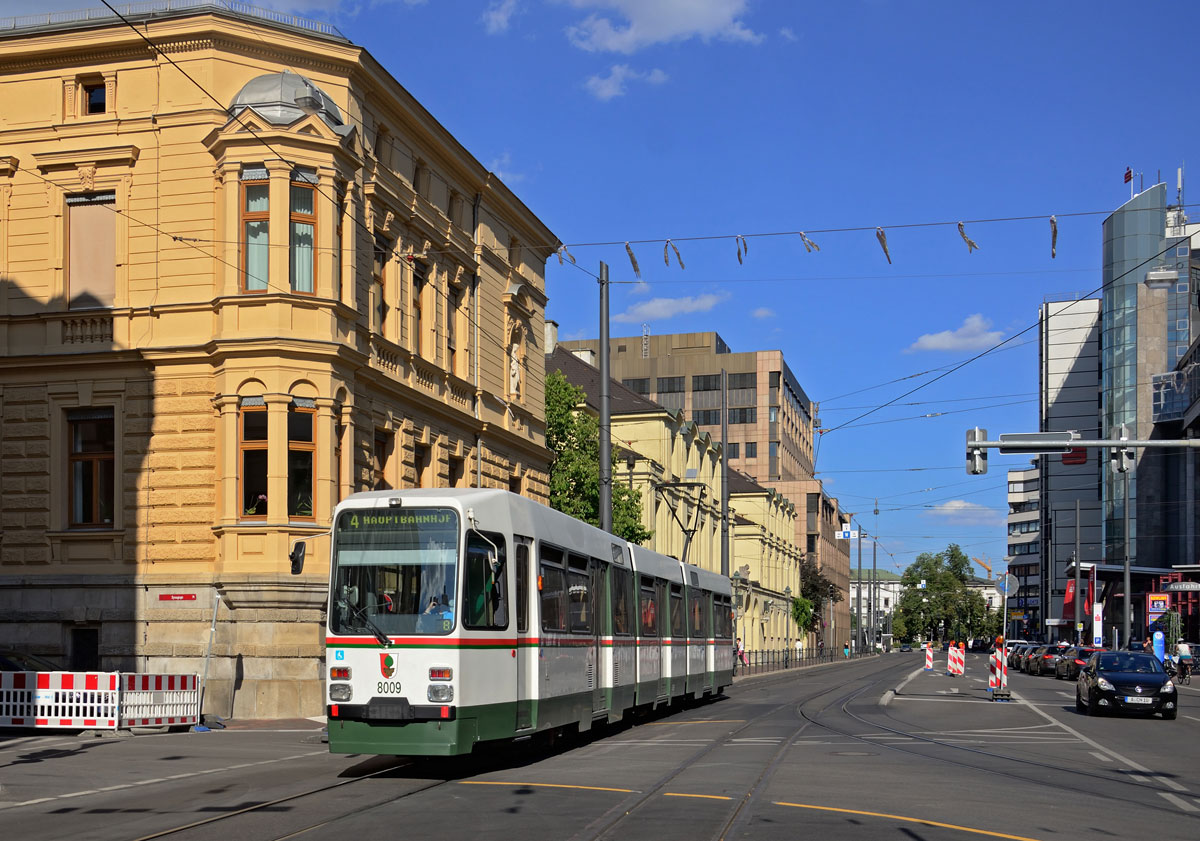 M8C 8009 als Linie 4 in der Haldenstrasse, 21.07.2015. 