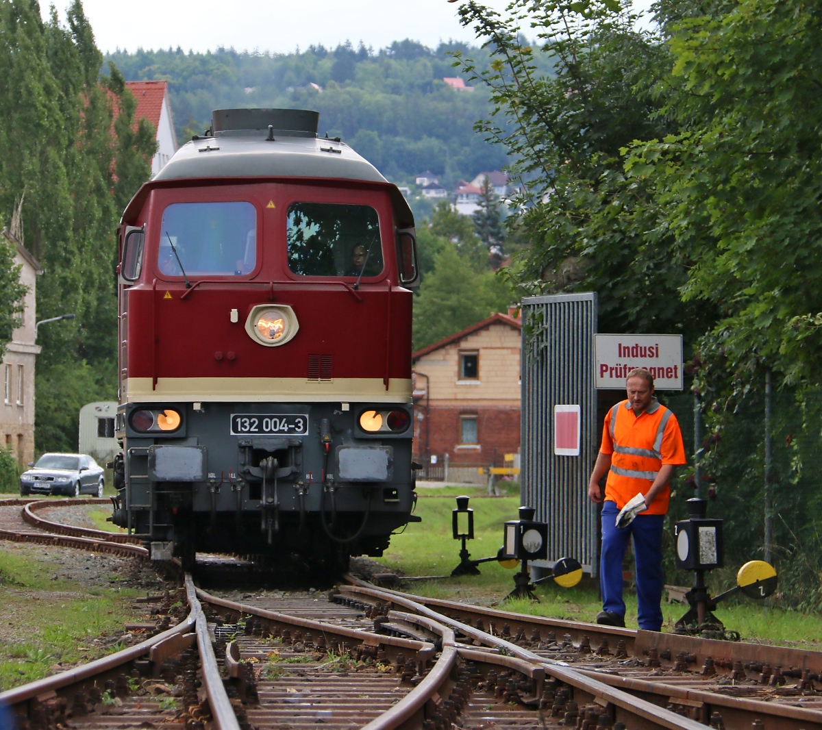 Macht Platz für die Dicke. 132 004-3 bei der Einfahrt auf das Gelände des Dampflokwerks Meiningen. Aufgenommen am 05.09.2015 an den XXI. Meininger Dampfloktagen.