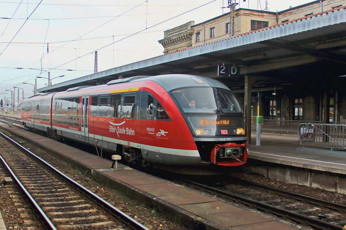 Magdeburg Hauptbahnhof am 17. Februar 2018 steht auf Gleis 5  642 721 als RE 10 nach Erfurt Hauptbahnhof 
