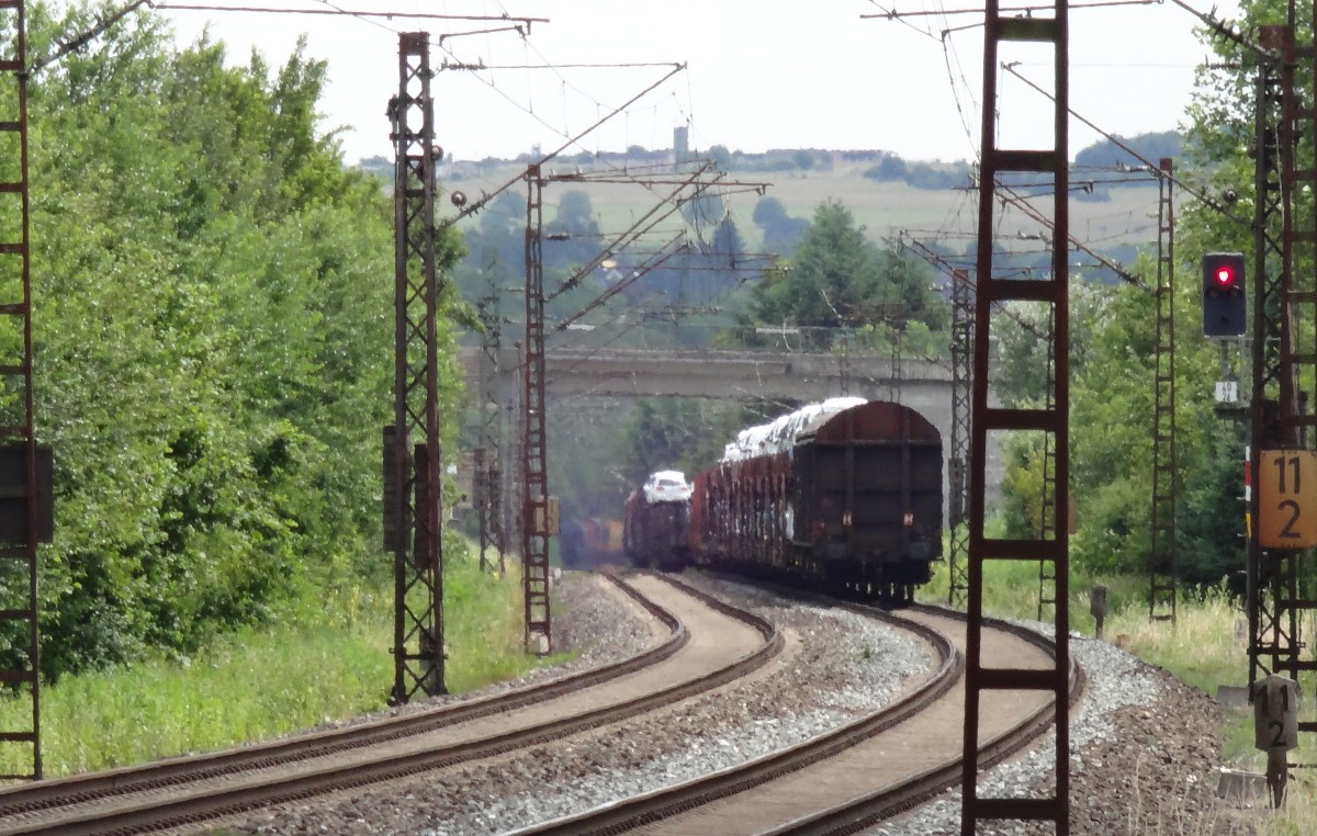 Maintal wie man es kennt... Blockabstand bis zum geht nicht mehr. 
Während etwa 5 Züge zwischen Thüngersheim und Würzburg auf Weiterfahrt warten, näherte sich schon ein weiterer Zug (auf diesem Bild nicht sichtbar) dem roten Signal. 
Man beachte auch die niedrigen Abstände die in diesem Abschnitt zwischen den Signalen herrschen. 
Aufgenommen am 17.6.14