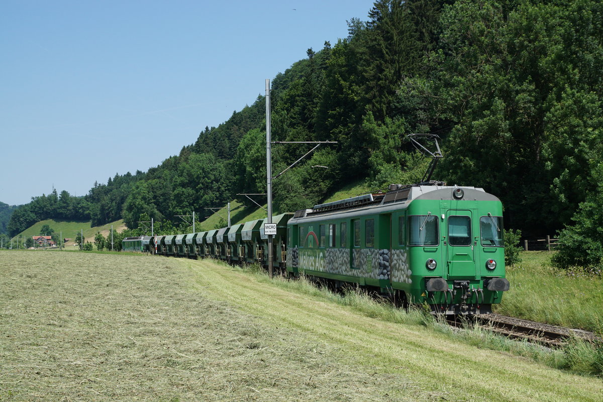 Makies AG/SOB: Der firmeneigene Zug der Makies AG Gettnau mit BDe 4/4 Triebwagen, ehemals SOB, an beiden Enden bei Daiwil am 19. Juni 2017.
Foto: Walter Ruetsch 