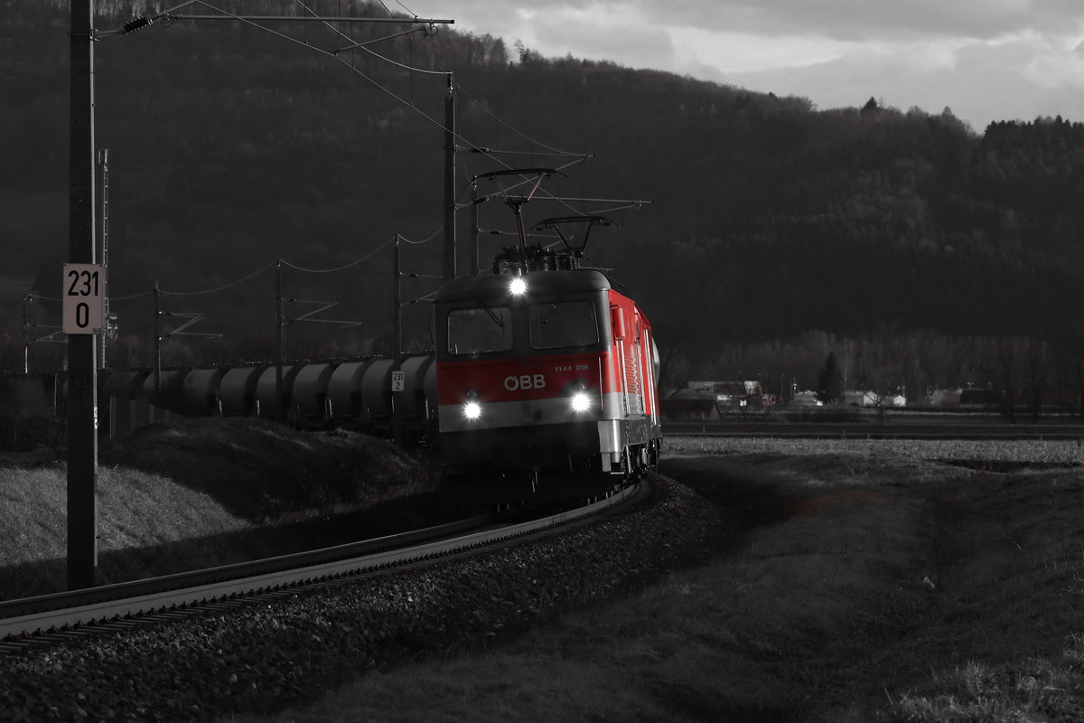 Mal den Rat eines Meisters befolgt und 1044.019 als Colorkey aus dem Bild gehoben. 
Am 7.01.2018 war Sie als Vorspann auf einem Güterzug in Richtung Graz bei Werndorf. 

Danke an Tom für den RAT!  

GLG 