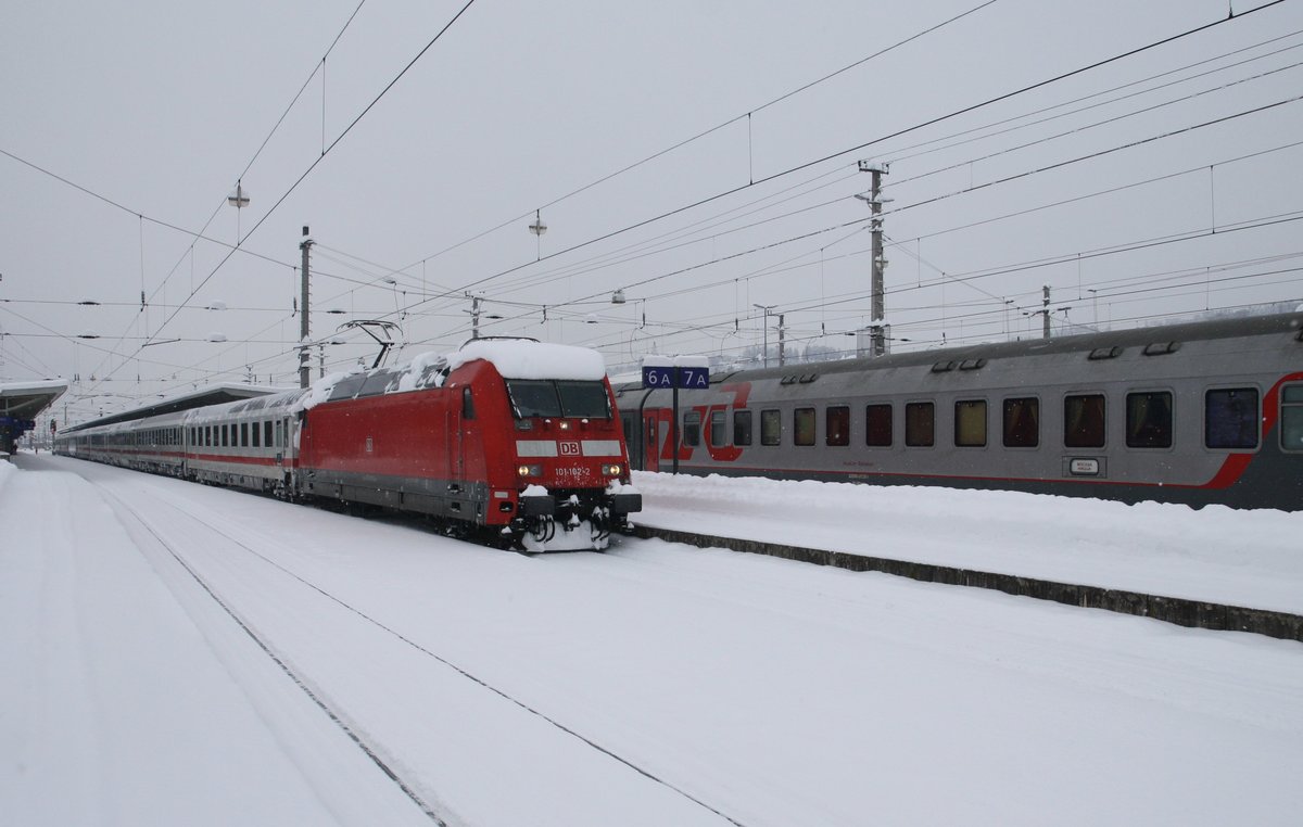 Mal wieder eine BR 101 in Tirol. Am 8.1.2017 verlässt 101 102-2 mit dem IC 1284 von Schwarzach St.Veit nach Flensburg den Bahnhof Wörgl. Nebenan steht der D 408 nach Moskau zur Abfahrt bereit.