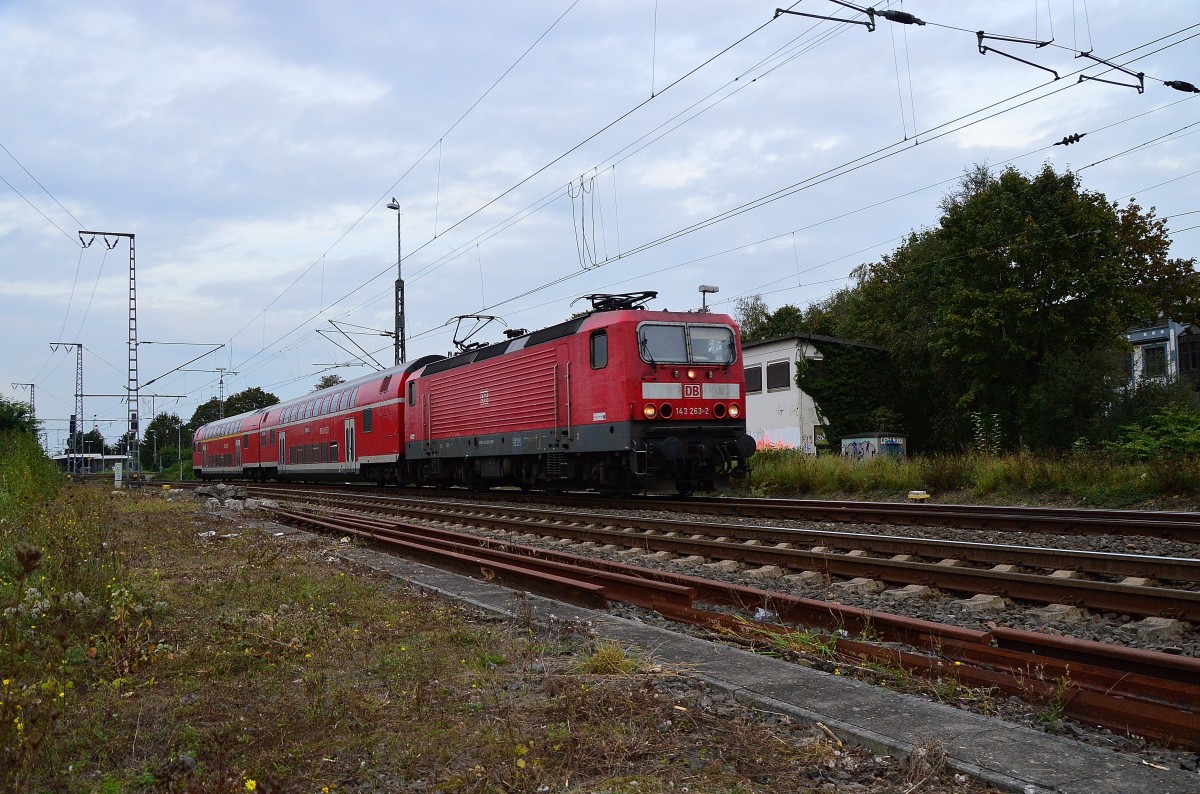 Mal wieder ist eine RB 27 nach Koblenz Hbf mit einem zwei Wagenzug unterwegs, hier verlässt der Zug von 143 263-2 gezogen Rheydt Hbf. 6.10.2014
