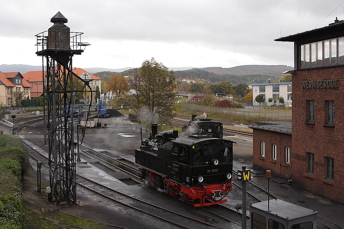 Mallett 99 5901 am Mittag des 18.10.2013 im HSB-Bw Wernigerode, kurz vor einem Sonderzugeinsatz fr die IG HSB. Dahinter steht 99 6101, welche vor demselben Zug am nchsten Tag zum Einsatz kommt.