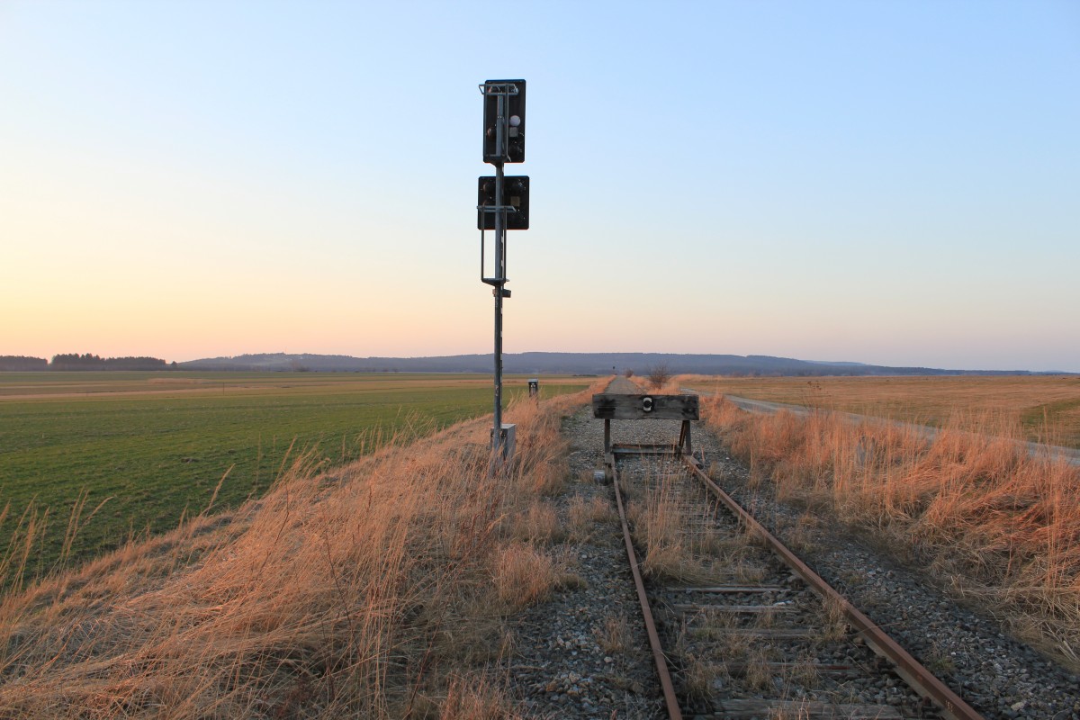 Man könnte meinen Vergangenheit und Gegenwart treffen hier aufeinander bei Strecken- Km 1,00 an der ehemaligen Lokalbahn Göpfritz-Raabs an der Thaya, bis hierher wurde der Oberbau der Lokalbahn entfernt und dieses kurze Stück erinnert an die einstige Lokalbahn, März 2014