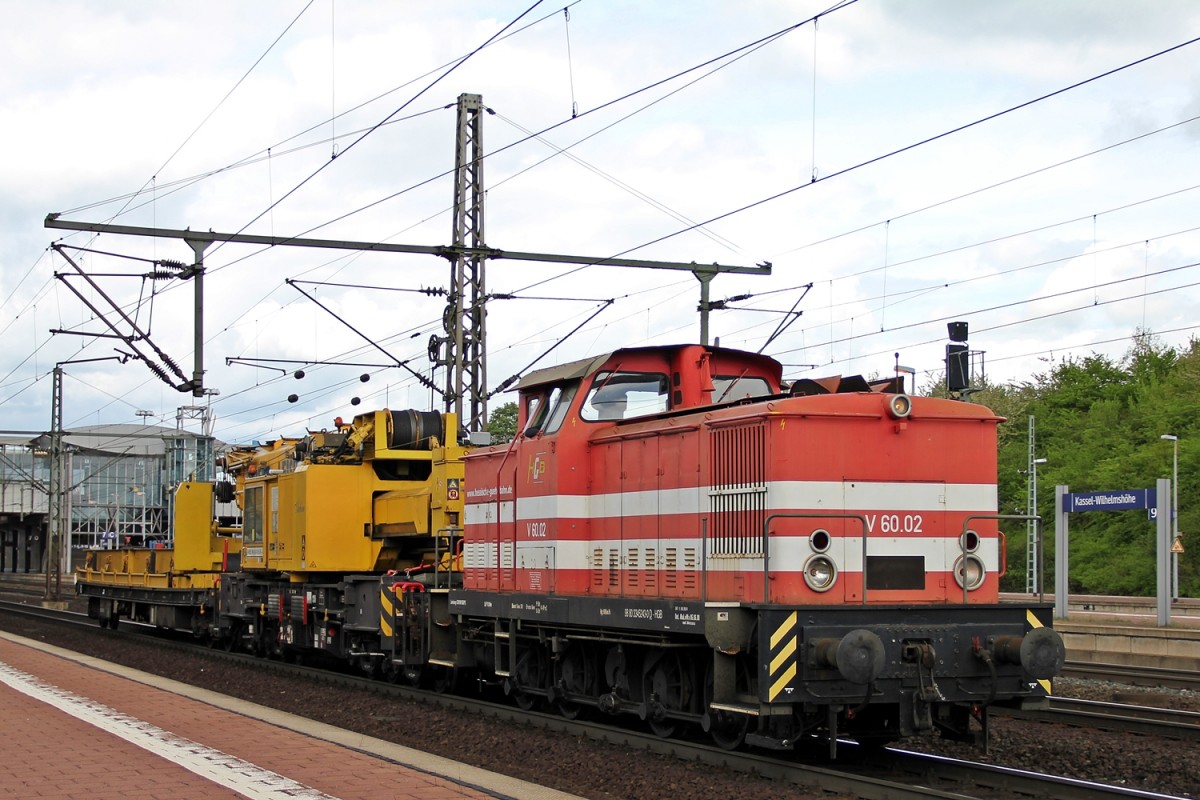 Man sieht sich immer  4 mal ... Als ich in Baunatal Guntershausen ankam und noch im Auto saß, fuhr gerade die V60.02 (ehm. 345 243) der Hessischen-Güterbahn HGB von Bebra kommend durch in Richtung Kassel. Ärgerlich dachte ich mir und begab mich Richtung Mittelbahnsteig. Ca. 40 Minuten später kam dann die gleiche V60 aus Richtung Kassel und fuhr weiter nach Treysa. Nachdem nur das übliche unterwegs war (Cantus, Regio Tram....) fuhr ich mit dem Auto nach Hause. Von dort ging es dann zu Fuß zum Wilhelmshöher Bahnhof. Dort gab es erstmal gebratene Nudeln auf die Hand. Als ich dann so am Gleis 4 entlang ging kam wieder die V60 aus Südlicher Richtung, diesmal mit einem Kranwagen am Haken. Jedoch war ich zu sehr mit den Nudeln beschäftigt um ein Bild zu machen. 15 Minuten später, mein Hunger war gestillt, kam zum vierten mal die V60 mir entgegen. Diesmal wieder in Richtung Süden und ich konnte nun doch noch ein Bild mit Kranwagen machen. 04.05.2015