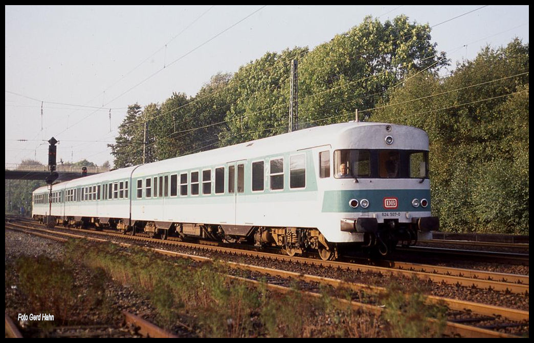 Manche Züge zwischen Münster und Osnabrück wurden im Nahverkehr auch mit Dieseltriebwagen gefahren. Hier fährt gerade 624507 als Zug 8609 von Münster nach Osnabrück in Natrup-Hagen ab.