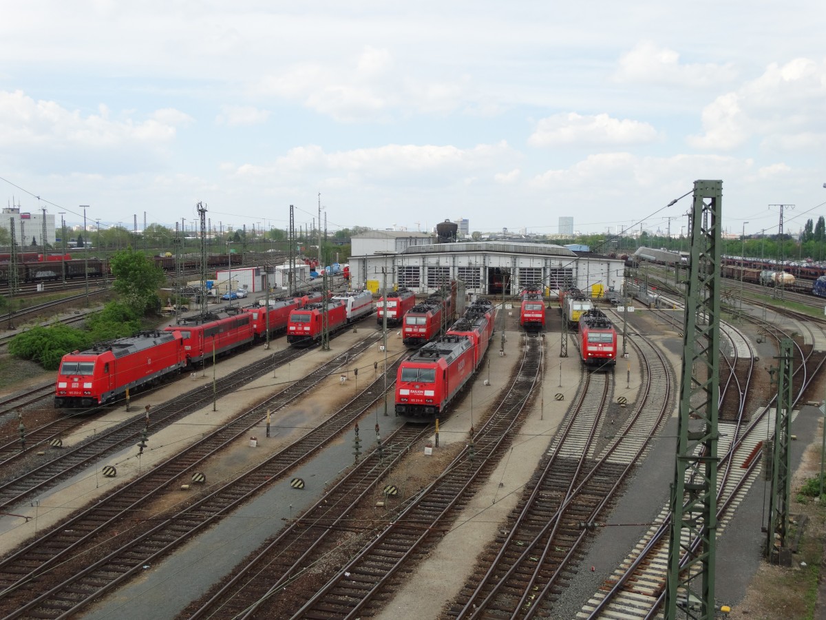 Mannheim Rbf am 28.04.15 mit DB Schenker 151, 185 und 186 von einer Brücke aus fotografiert