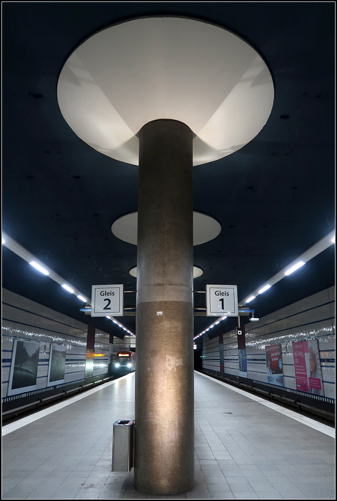Markante Stützen in hoher Halle -

U-Bahnhof Steinstraße der Hamburger Linie U1.

15.08.2018 (M)