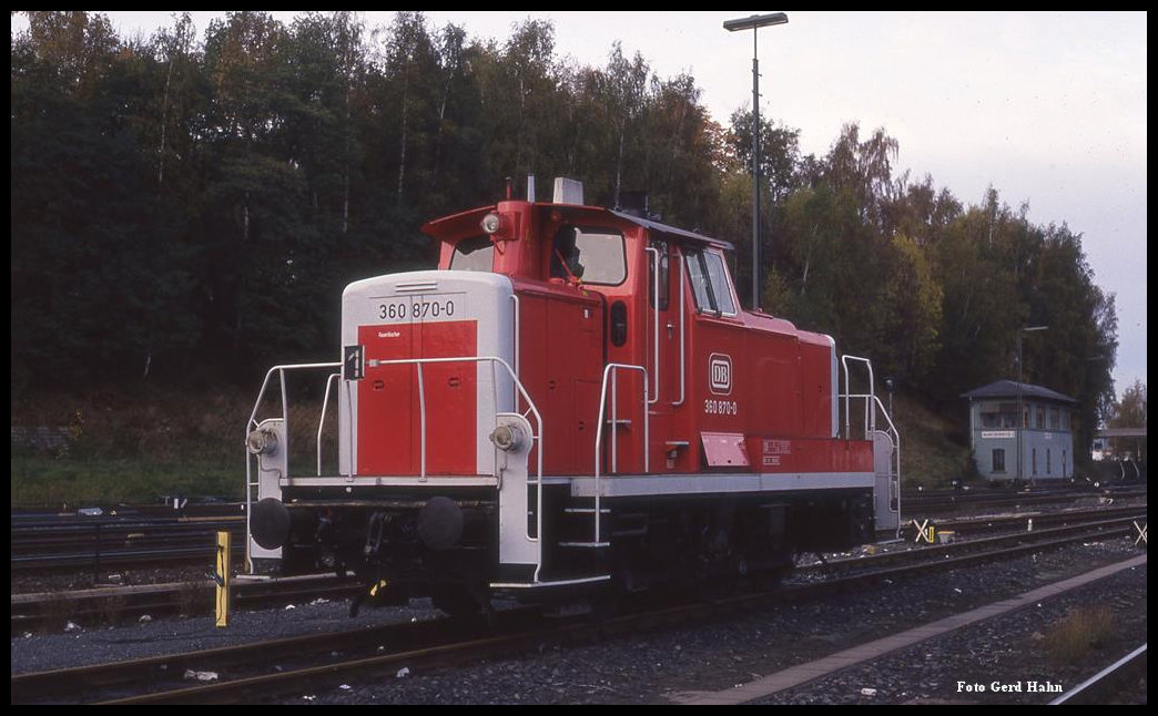 Marktredwitz am 16.10.1993: 360870 damals im noch nicht so häufig zu sehenden neuen roten Kleid!