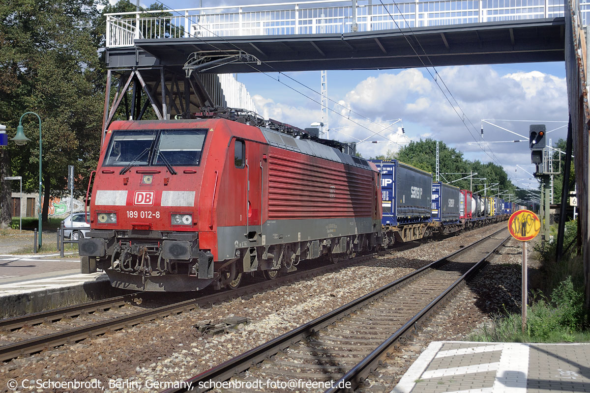 Marquardt, DB E-Lok 189 012-8 mit gemischtem Güterzug auf dem Berliner Außenring südwärts fahrend. Unter der Fußgängerbrücke des Bahnhofes Marquardt. 31. August 2016