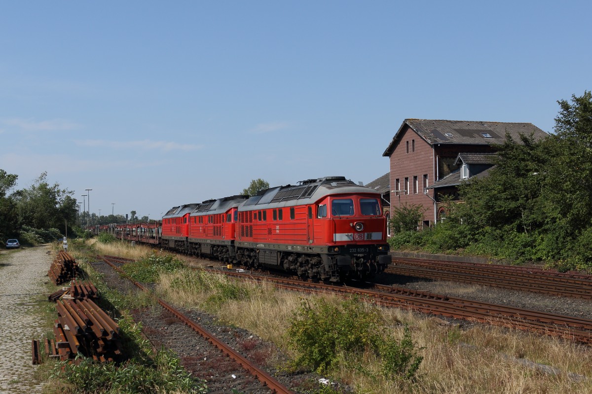 Marschbahnumleiter 2015: Mein allerletztes Umleiterbild zeigt gleich drei Ludmillas auf einem Foto. 232 635-3 an der Spitze zieht EZ 47409 in Richtung Maschen. 233 511-5 und 233 662-6 wurden aus Dänemark gleich mitgebracht. Viele Züge gab es am letzten Umleitertag nicht mehr zu ziehen. Fotografiert am 03.08.2015 in Husum.  