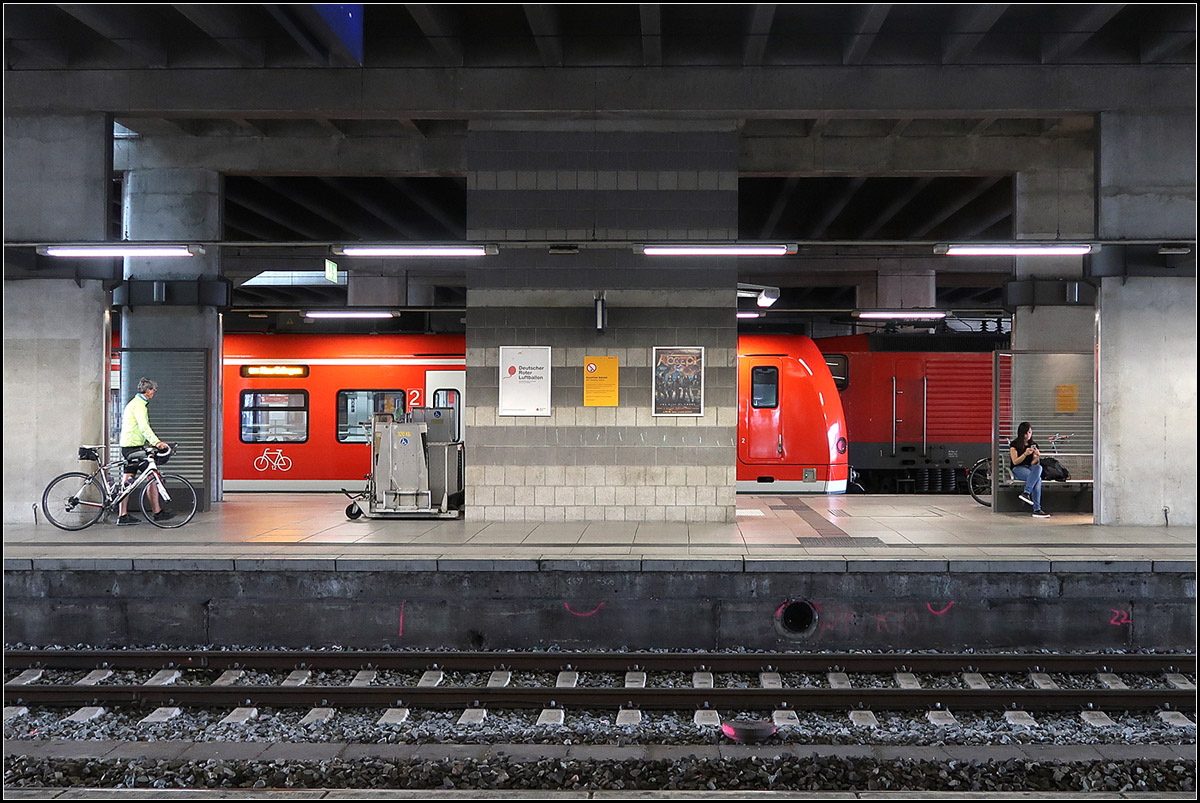 Massive Konstruktion -

Massive Stützen tragen die Zugangsbrücke für die Fahrgäste, die im Mainzer Hauptbahnhof über die Bahnsteige führt. Solche Brückenbauwerke führen im Bahnsteigbereich oft zu engen und eher düsteren Abschnitten. Zudem wird für den Fahrgast der zu bewältigende Höhenunterschied größer, als bei Bahnsteigunterführungen.

12.08.2017 (M)