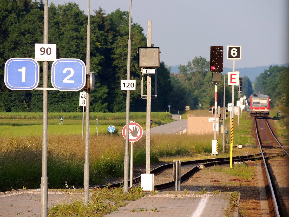  Masten-Schilderwald  entlang der Innkreisbahn; Bereich Haltestelle Mining; im Hintergrund 628581 als REX5992;130607