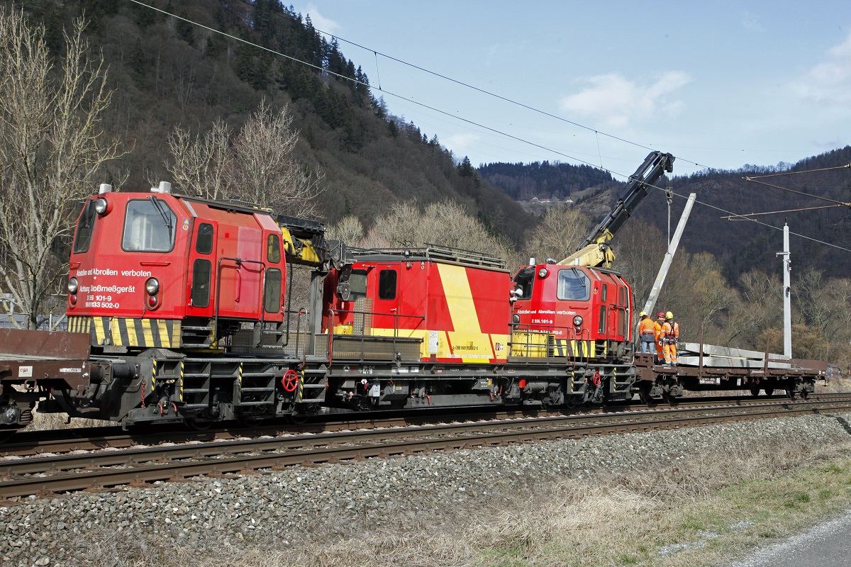 Maststellgerät X556 101 beim ziehen von alten Fahrleitungsmasten zwischen Bruck/Mur und Pernegg am 1.03.2016.