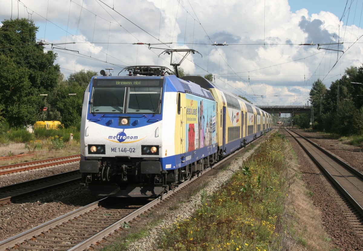 ME 146-02 mit ME 82012 (Hamburg Hbf–Bremen Hbf) am 11.09.2014 in Scheeel, aufgenommen vom Ende des Mittelbahnsteigs