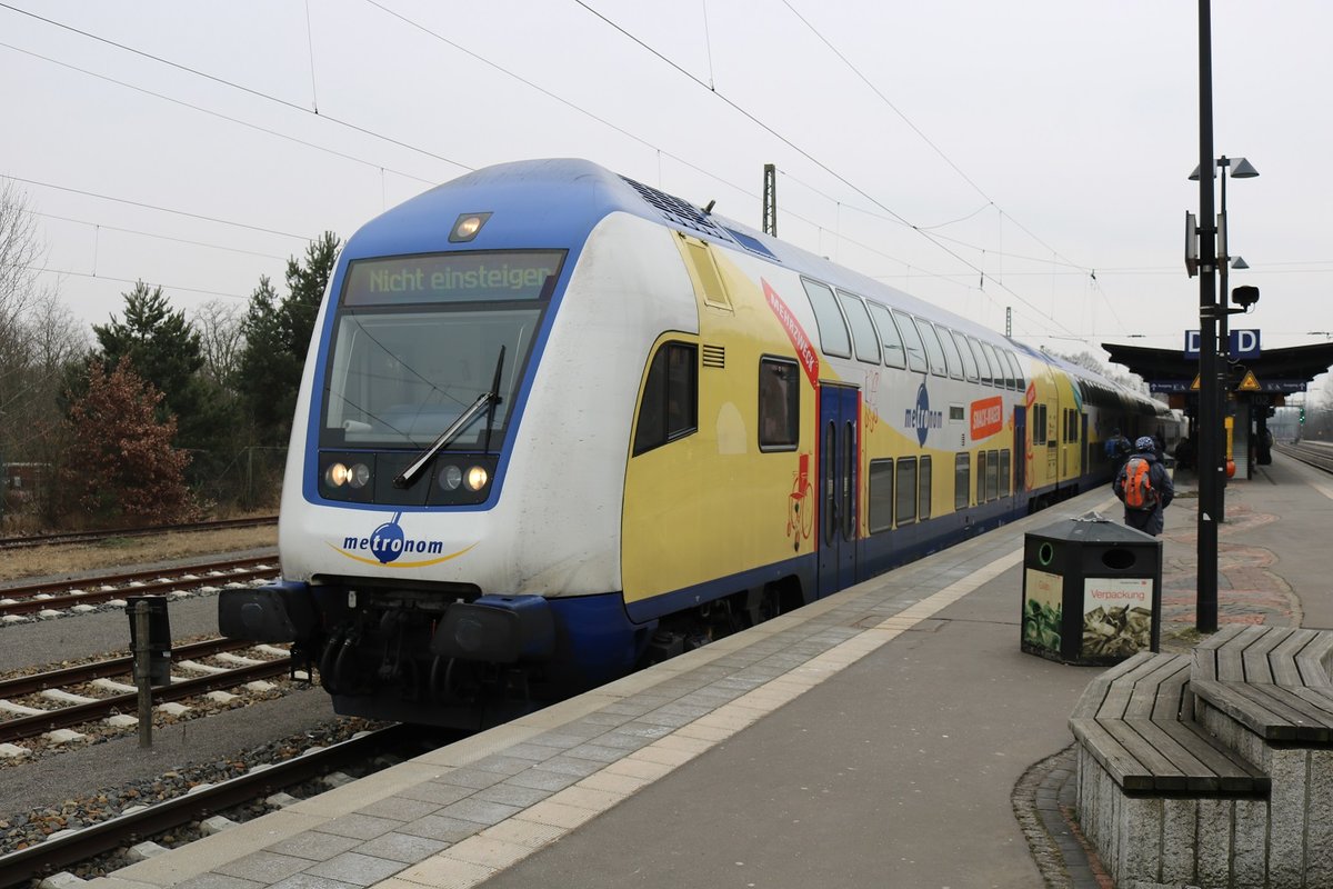 ME 146-13 (BR 146.5) mit DABpbzkfa der metronom Eisenbahngesellschaft mbH ist vor wenigen Minuten als ME 82814 (RE2) im Endbahnhof Uelzen auf Gleis 103 angekommen und fährt in die Abstellung. [11.2.2017]