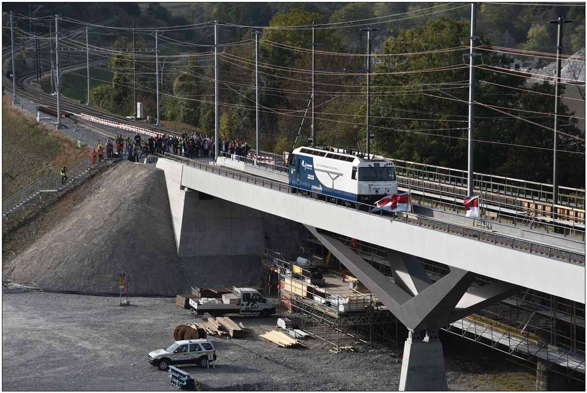 Medienanlass am Tag der Belastungsprobe der neuen Hinterrheinbrücke in Reichenau-Tamins. Die Ge 4/4 III 649  Lavin  mit dem Brückendesign darf das Band durchtrennen. (18.10.2018)