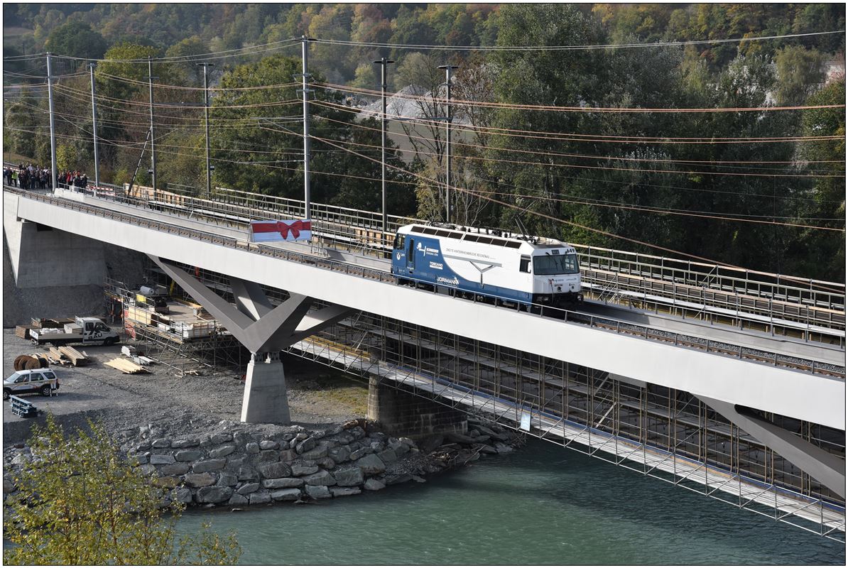 Medienanlass am Tag der Belastungsprobe der neuen Hinterrheinbrücke in Reichenau-Tamins. Die Ge 4/4 III 649  Lavin  mit dem Brückendesign darf das Band durchtrennen. (18.10.2018)