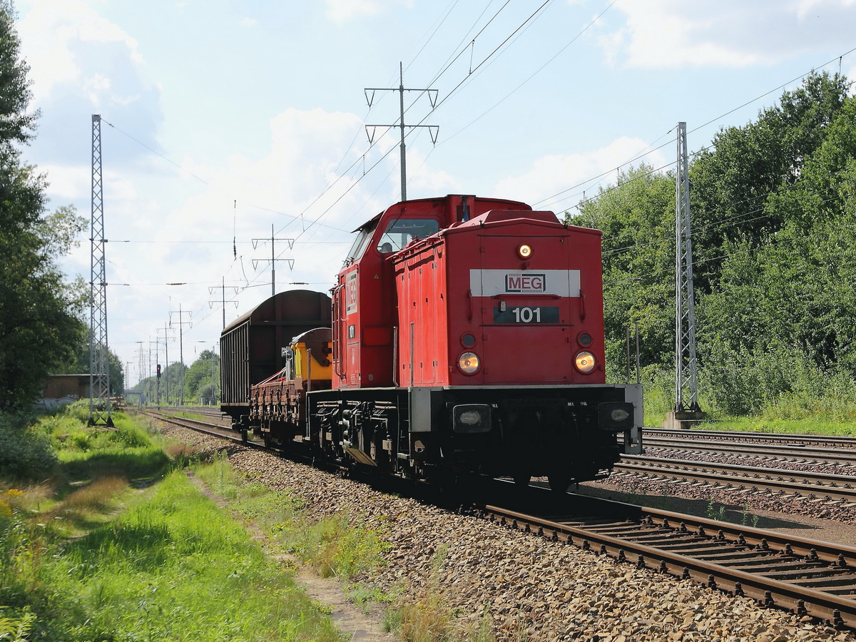 MEG 101 (204 358-6) mit dem täglichen S-Bahn Betriebswerksstätten Zubringer am 31. Juli 2014 auf dem südlichen Berliner Außenring bei Diedersdorf.