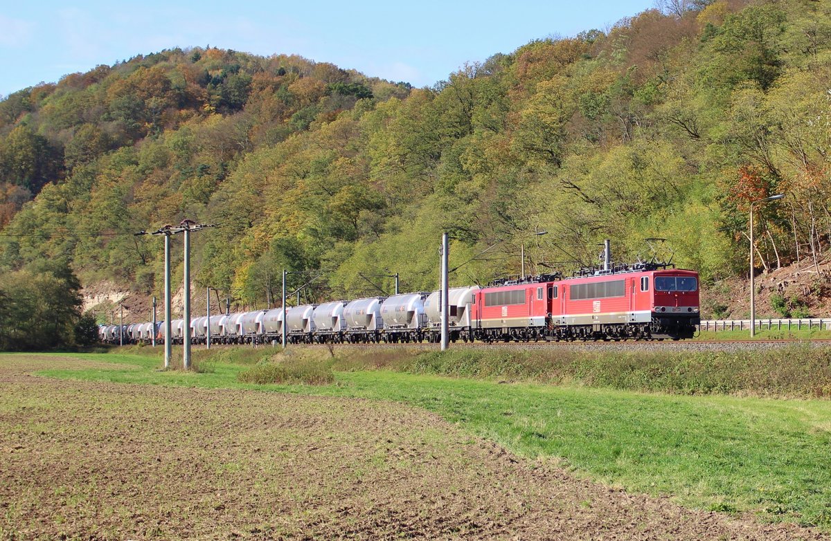 MEG 704 (155 195-1) und MEG 705 (155 196-9) mit dem leeren Zementzug von Regensburg nach Rüdersdorf bei Berlin zu sehen am 21.10.17 in Kahla.