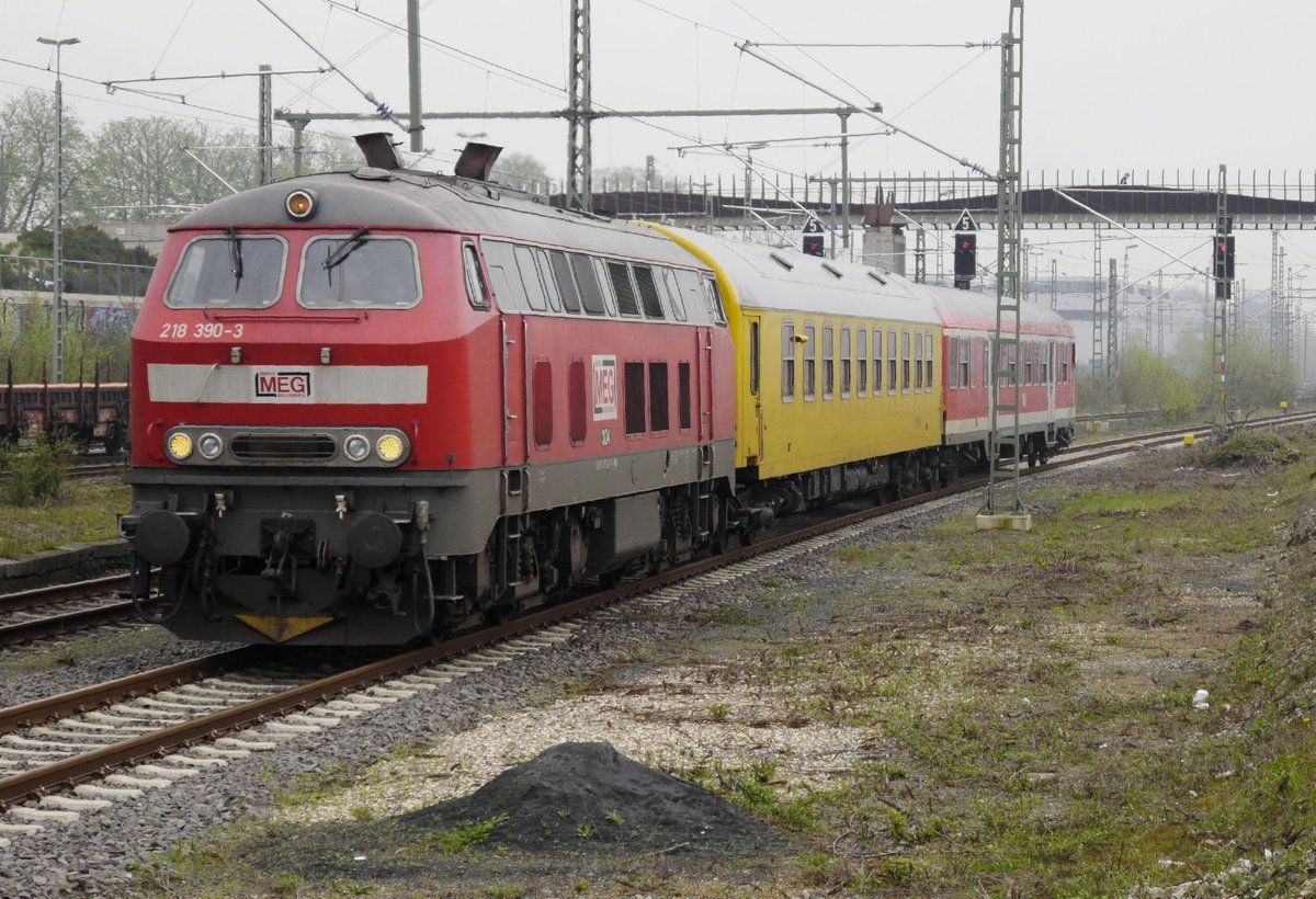 MEG-Lok 304, die ehemalige 218 390, mit Messzug in Opladen, 13.4.18.