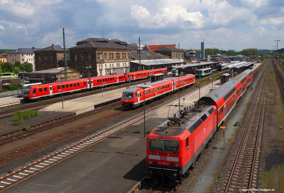 Mehr-Züge-Blick in Hof Hbf am 19.04.2014. Ein RE 3 mit 143 plus Dosto trifft auf Pendolino und 612...