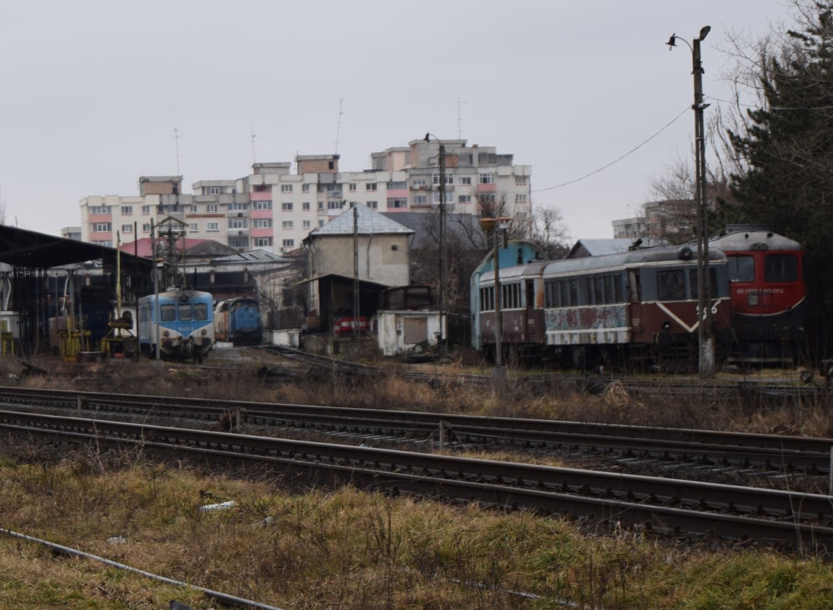 Mehrere Fahrzeuge, darunter die 0 60 1593-7 und die 78-0787-8 im Bahnbetriebswerk Pitesti am 13.02.2016.