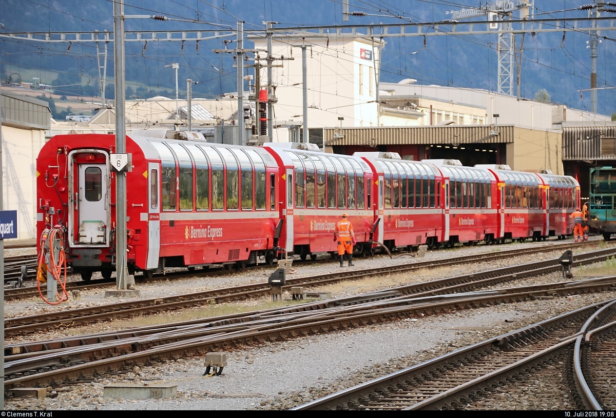 Mehrere Personenwagen des Bernina-Express (BEX) der Rhätischen Bahn (RhB) sind im Bahnhof Landquart (CH) abgestellt.
[10.7.2018 | 19:08 Uhr]