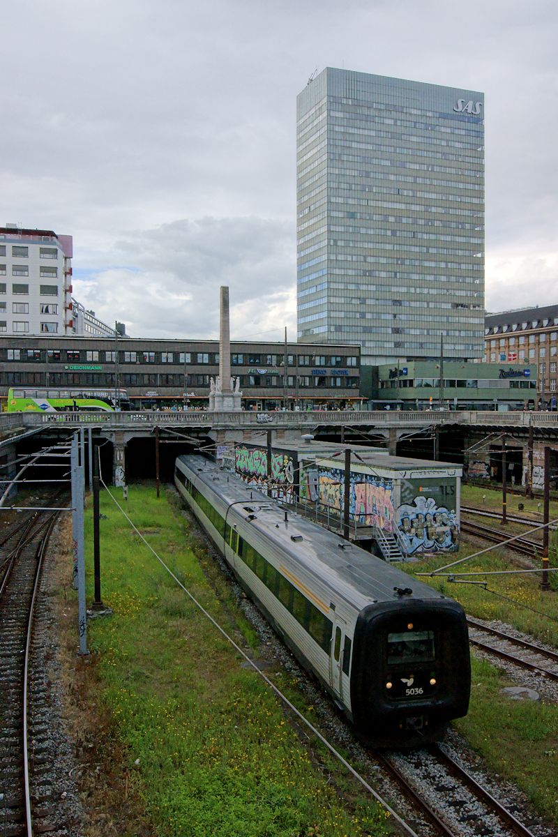 Mehrere Triebwagen der DSB-Reihe IC3, geführt von MF 5036 fahren als R 1565 auf dem Weg von Østerport nach Kalundborg st. in den Kopenhagener Hauptbahnhof ein.