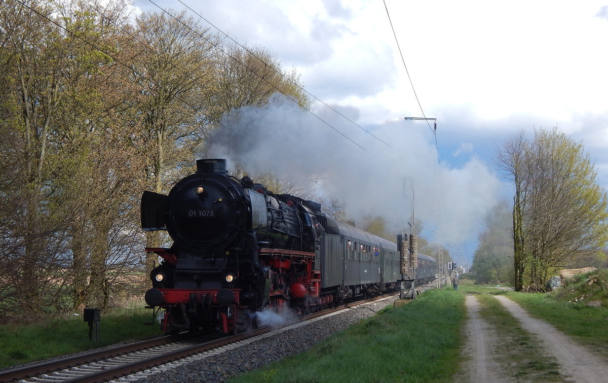 Mein 1111. Bild auf Bahnbilder.de zeigt die 01 1075 auf den Weg nach Rotterdam in Boisheim. In Venlo wird noch einmal Wasser gefasst ehe es nach Rotterdam geht.k

Boisheim 17.04.2016