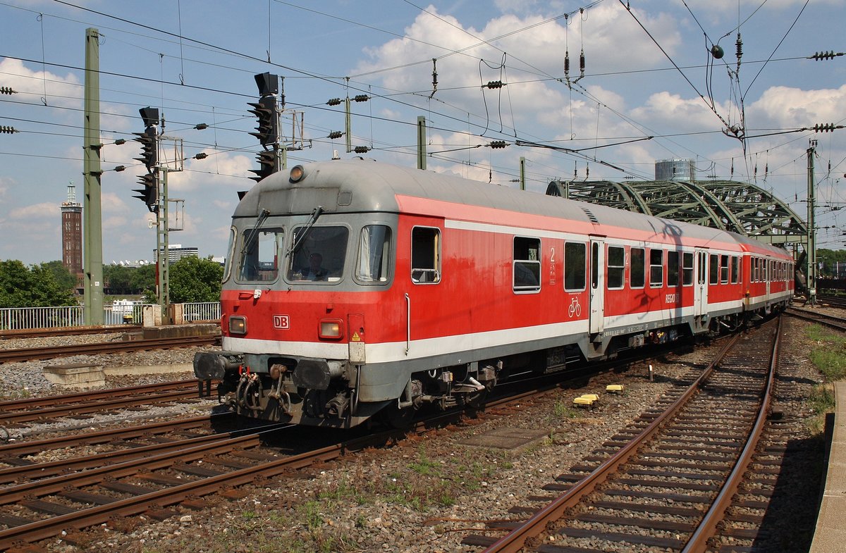 Mein 6000. Bild zeigt den HVZ-Verstärker des RE8  Rhein-Erft-Express  welcher von Montag bis Freitag zwischen Köln Messe/Deutz und Kaldenkirchen verkehrt. Gefahren wird diese Leistung auch im Jahr 2017 immer noch mit n-Wagen und einem Steuerwagen der Bauart Karlsruhe. So auch am 4.7.2017 als der RE10838 in den Kölner Hauptbahnhof einfährt. Schublok für diese Leistung war an jenem Tag die Dortmunder 111 037-8.