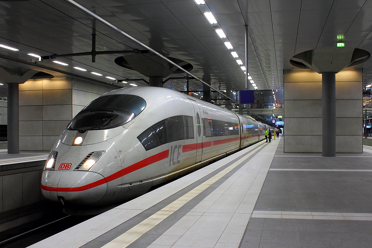 Mein erster ICE 3 in Berlin Hauptbahnhof. Der Tz 330 „Göttingen“ und der Tz 328 & Bahnbilder.de