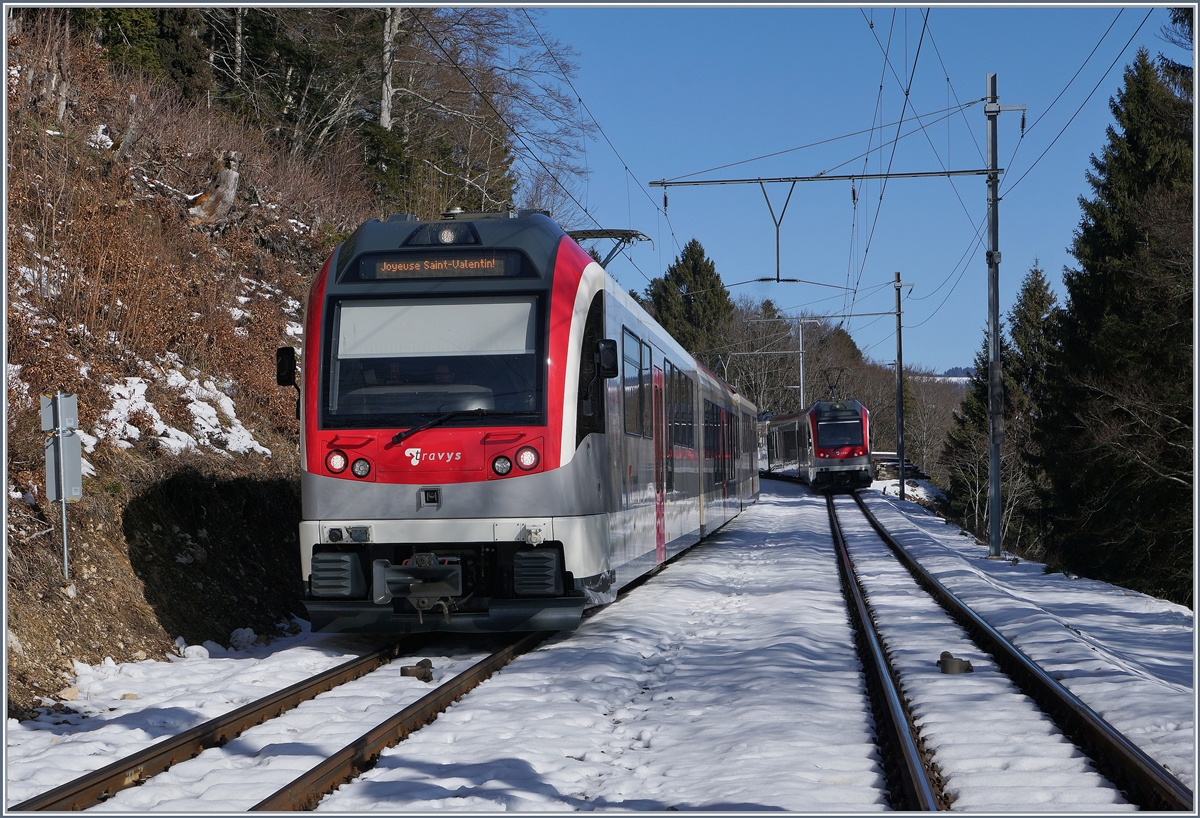  Mein  Zug hat mich, wie gewünscht, auf dem nicht vorhanden Mittelbahnsteig aussteigen lassen während der Gegenzug ohne Halt durchgefahren bereits Richtung Ste-Croix weiterfährt.
14. Feb. 2017