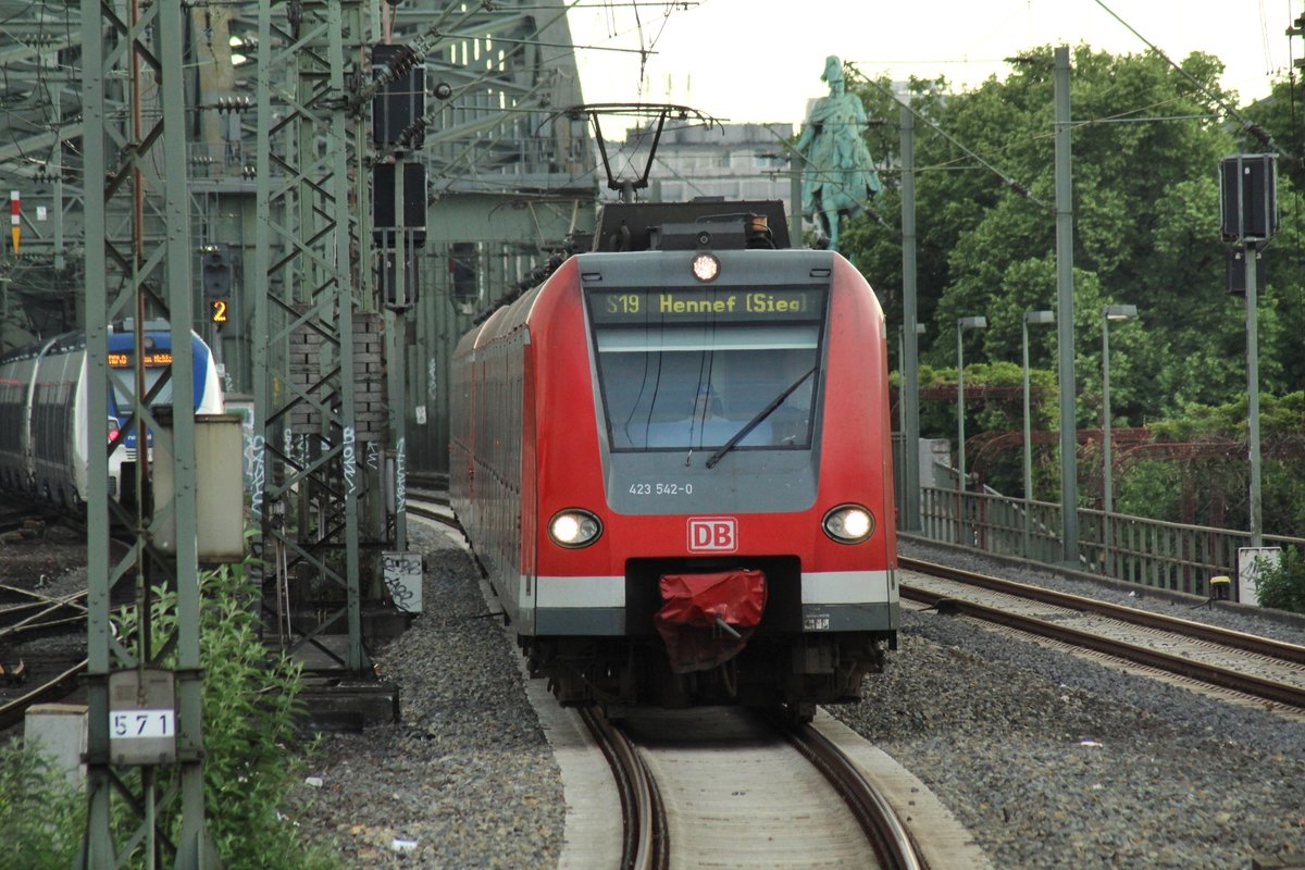 Meine Lieblingsbaureihe, hier in Form von 423 542-0, erreicht den Bahnhof Köln Messe/Deutz. Der Zug setzt danach seine Fahrt als S 19 nach Hennef (Sieg) fort. Der ET gehört der S Bahn Köln an.