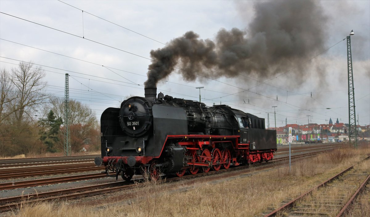 Meininger Dampflok Verein 50 3501 am 24.03.18 macht beim Lokschuppenfest Treysa Führerstandmitfahrten. Das Gelände wurde abgesperrt und mein Standort war zugänglich