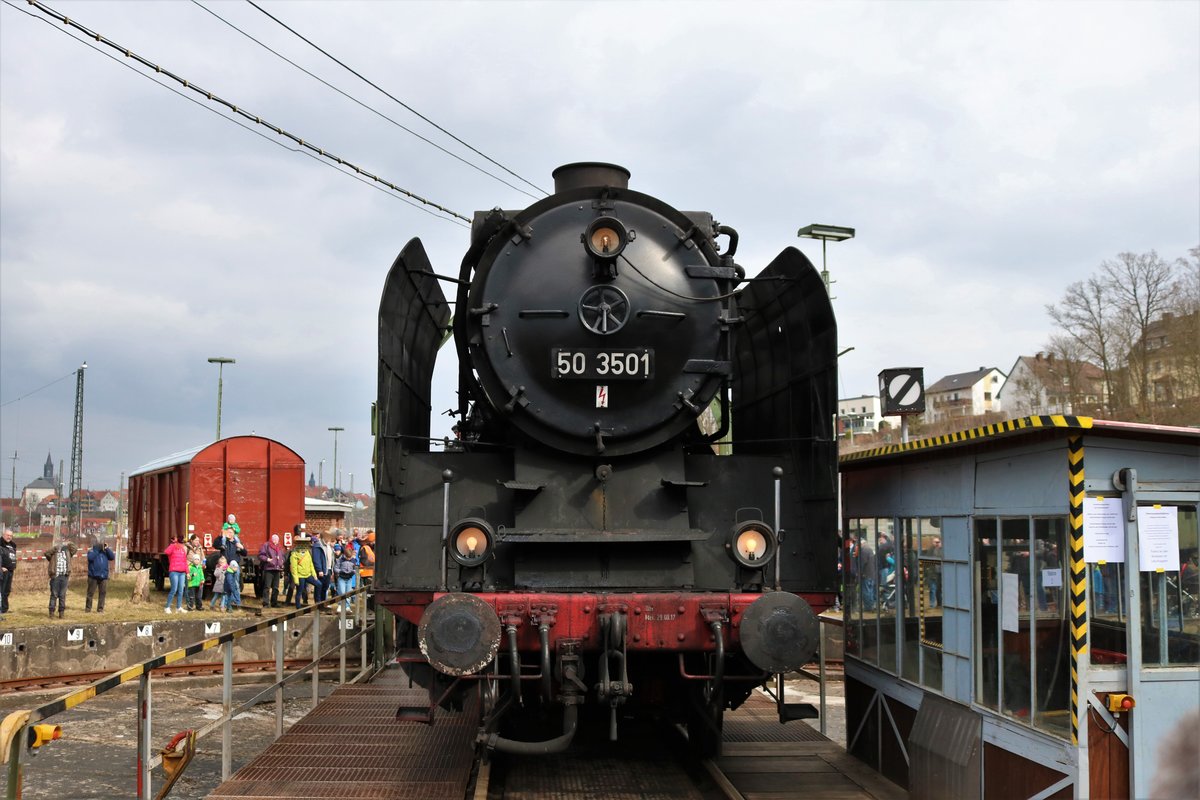 Meininger Dampflok Verein 50 3501 fährt auf die Drehscheibe am 24.03.18 beim Lokschuppenfest in Treysa