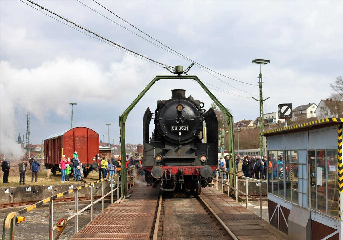 Meininger Dampflok Verein 50 3501 fährt auf die Drehscheibe am 24.03.18 beim Lokschuppenfest in Treysa