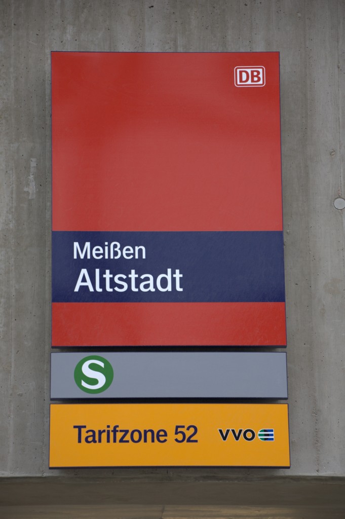 Meien Altstadt ,Schild ber dem Zugang zum  neuen  S-Bahnsteig.