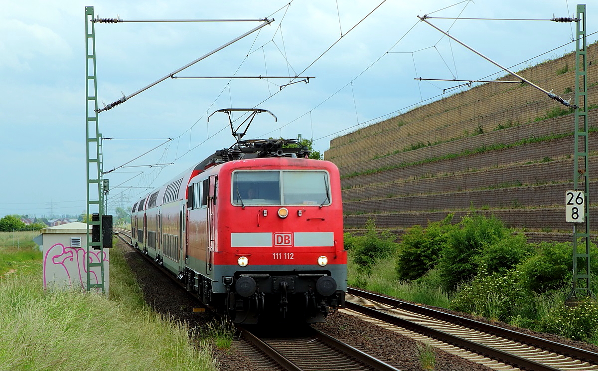 Meist verkehrten die RE 7 in Richtung Köln mit der Lok an der Spitze, 111 112 ist am 20.05.2015 aber umgekehrt unterwegs, als sie durch Allerheiligen in Richtung Neuss fährt