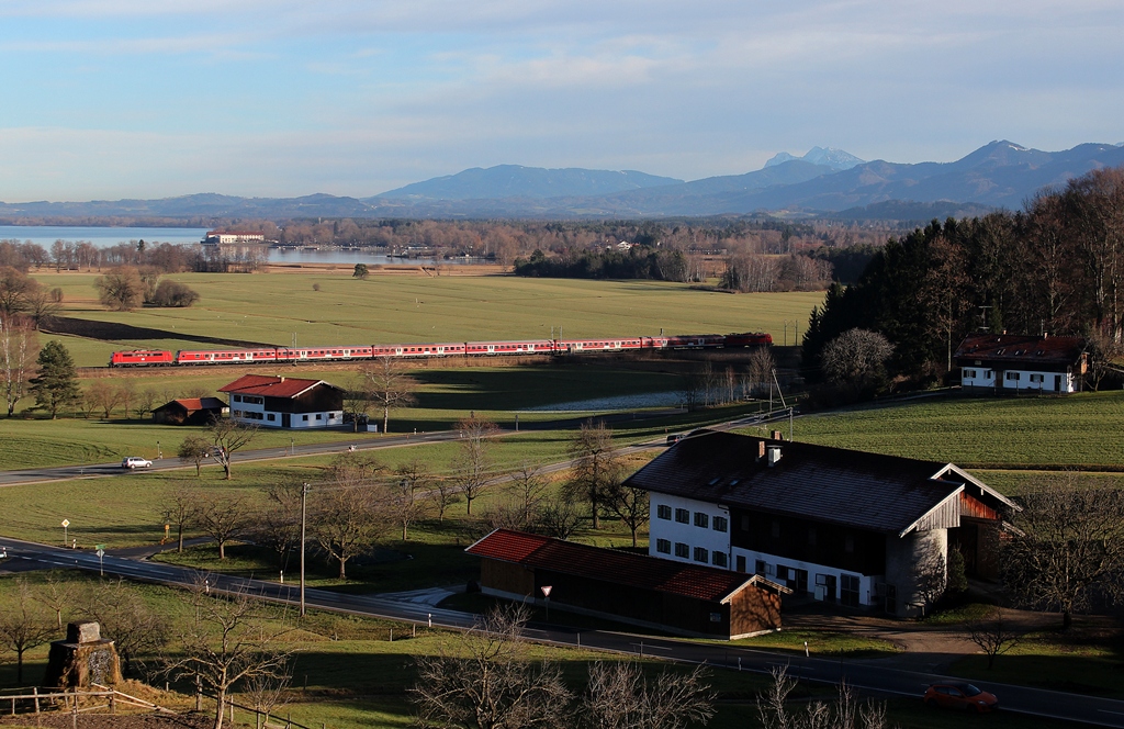 Merdian-Ersatzzug in Form von 111 005 und 021 mit einigen n-Wagen am 28.12.13 bei Übersee