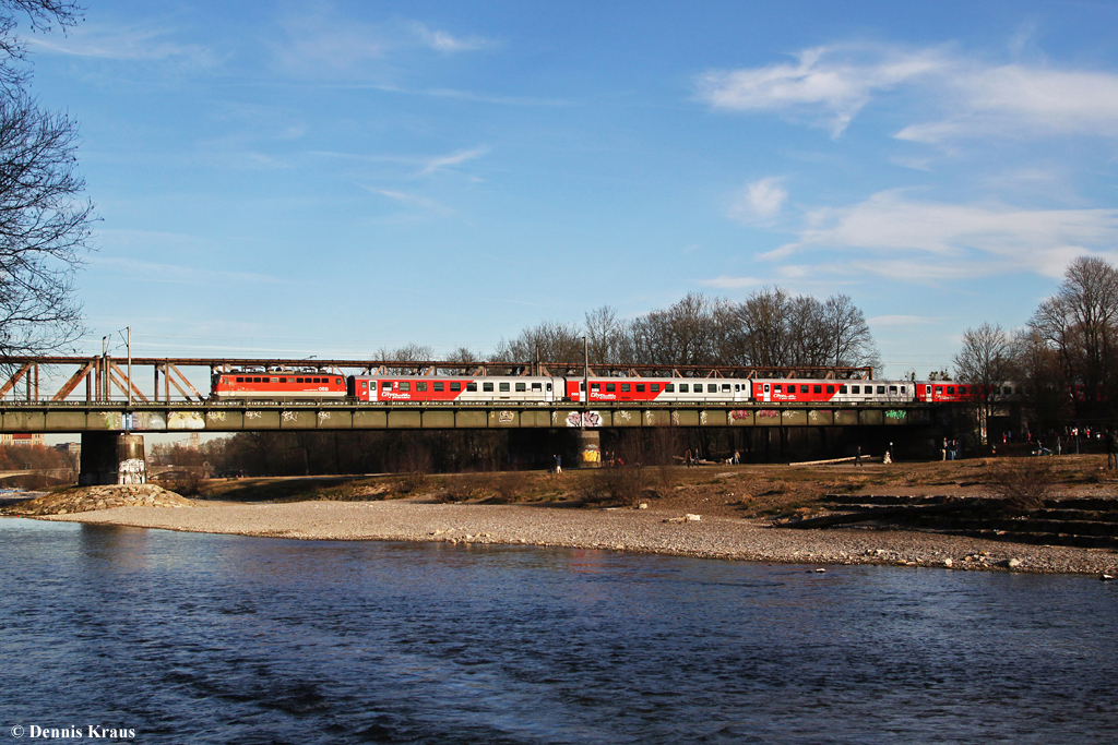 Meridian Ersatzverkehr: ÖBB 1142 655 und 1142 636 mit M 79026 am 17.12.2013 auf der Braunauer Brücke in München.