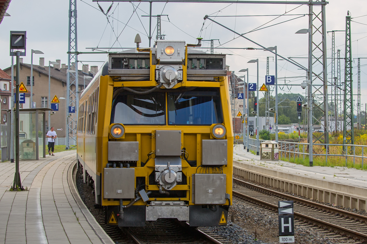 Messzug von DB Netz Instandhaltung durchfährt den Bahnhof Pasewalk in Richtung Stralsund. - 22.08.2016
