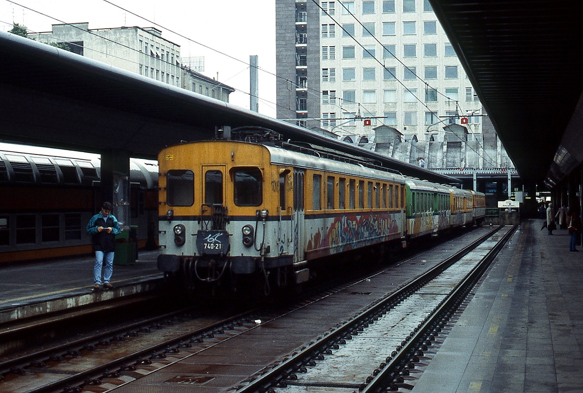 Metamorphose eines Triebwagens: Etwa drei Jahre nach der Aufnahme in Como präsentiert sich der E.740-21 der Ferrovie Nord Milano im Mai 1996 völlig verschmiert in Milano Nord