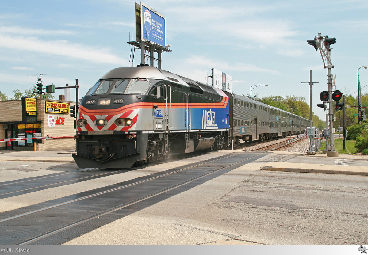 Metra Lok # 418, eine MPI MP36PH-3S, erreicht am 13. Mai 2016 den Haltepunkt Edgebrook in Chicago mit einem Vorortzug am Haken.