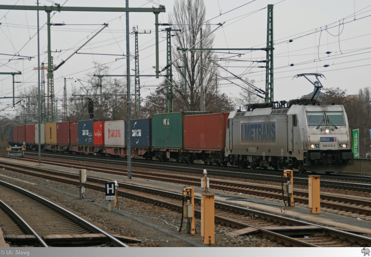Metrans / Hamburger Hafen und Logistik AG (HHLA)386 010-3 durchfährt am 19. Februar 2017 mit einem Containerzug den Dresdener Hauptbahnhof.