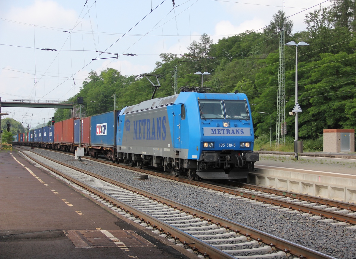 Metrans 185 510-5 mit Containerzug in Fahrtrichtung Norden. Aufgenommen am 06.07.2013 in Eichenberg.