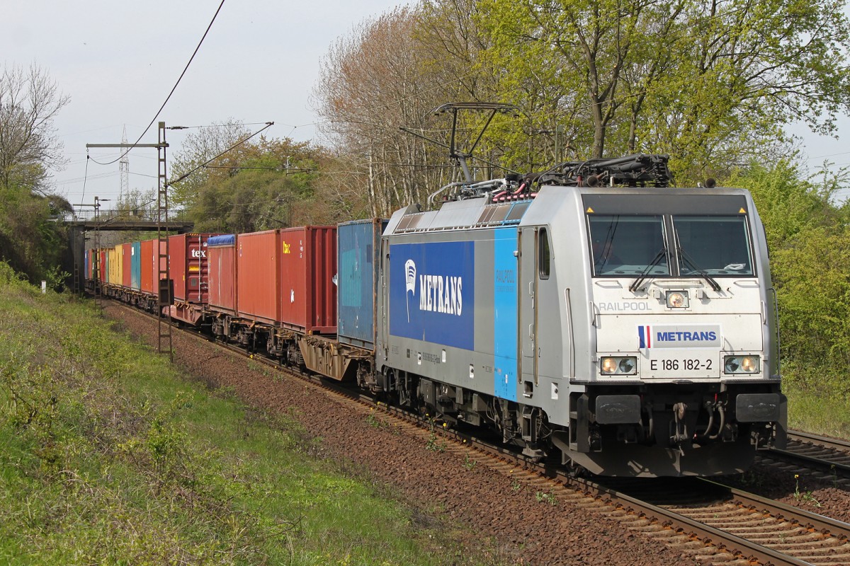 Metrans 186 182 fuhr am 17.4.14 mit einem Containerzug durch Ahlten.