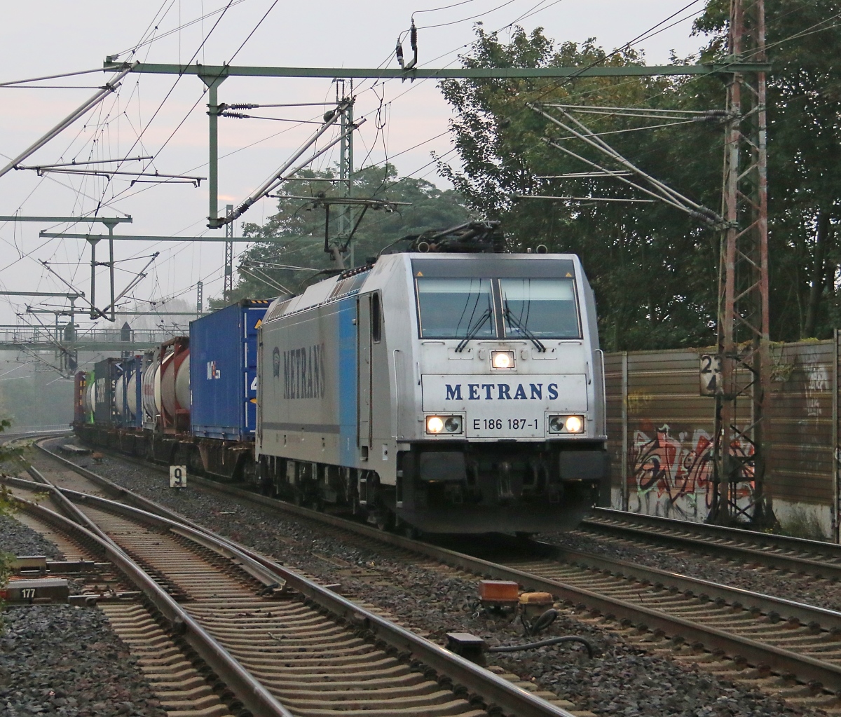 Metrans 186 187 mit Containerzug aus Richtung Osten kommend weiter gen Seelze. Aufgenommen in Hannover Linden-Fischerhof am 02.10.2014.